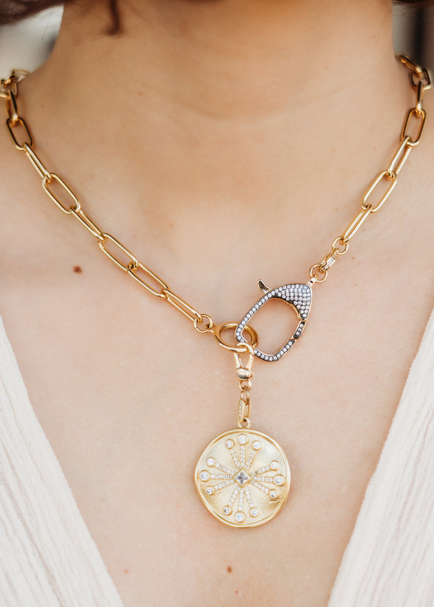 gold chain necklace with pendant