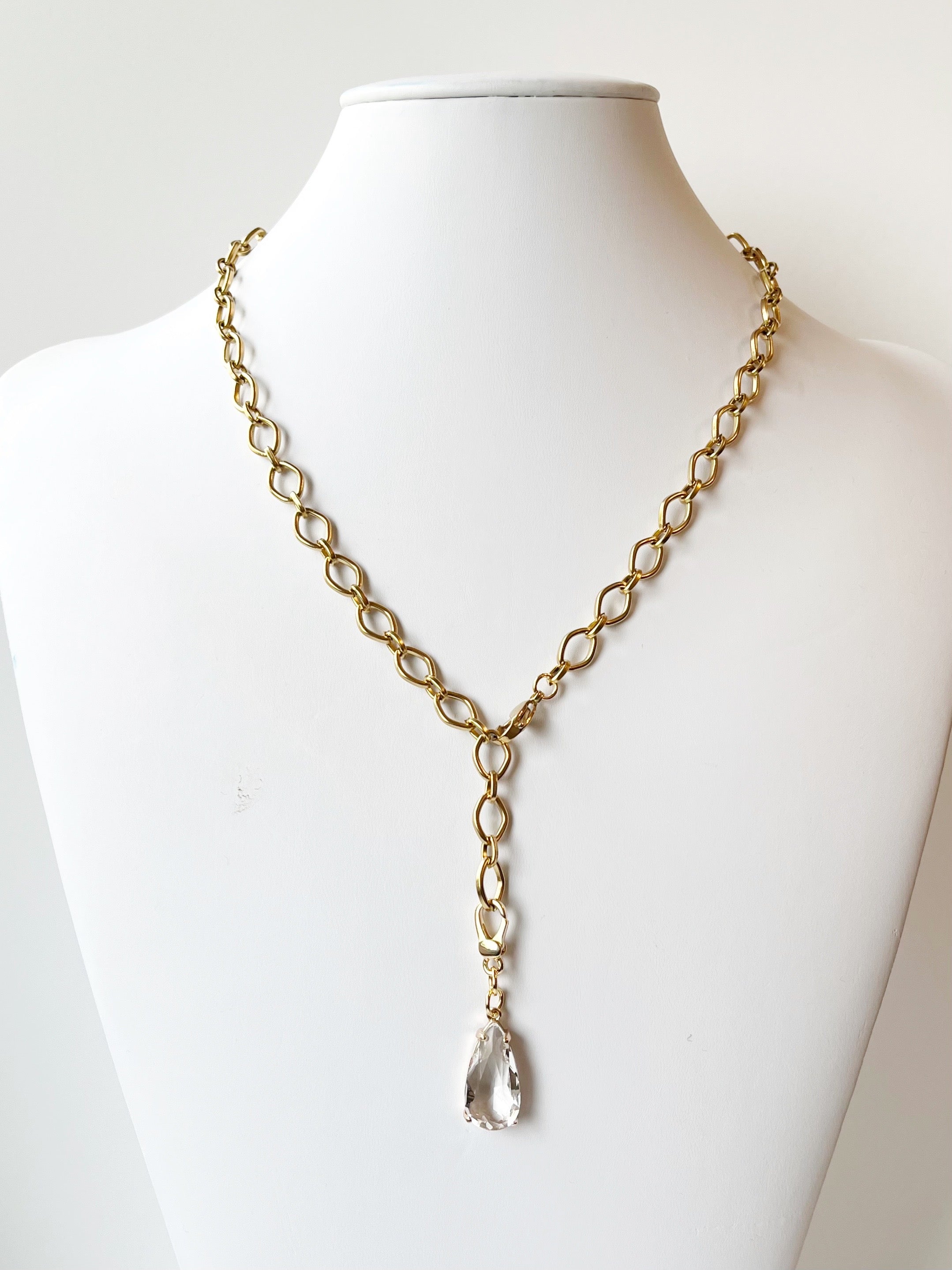 gold chain lariat with glass pendant
