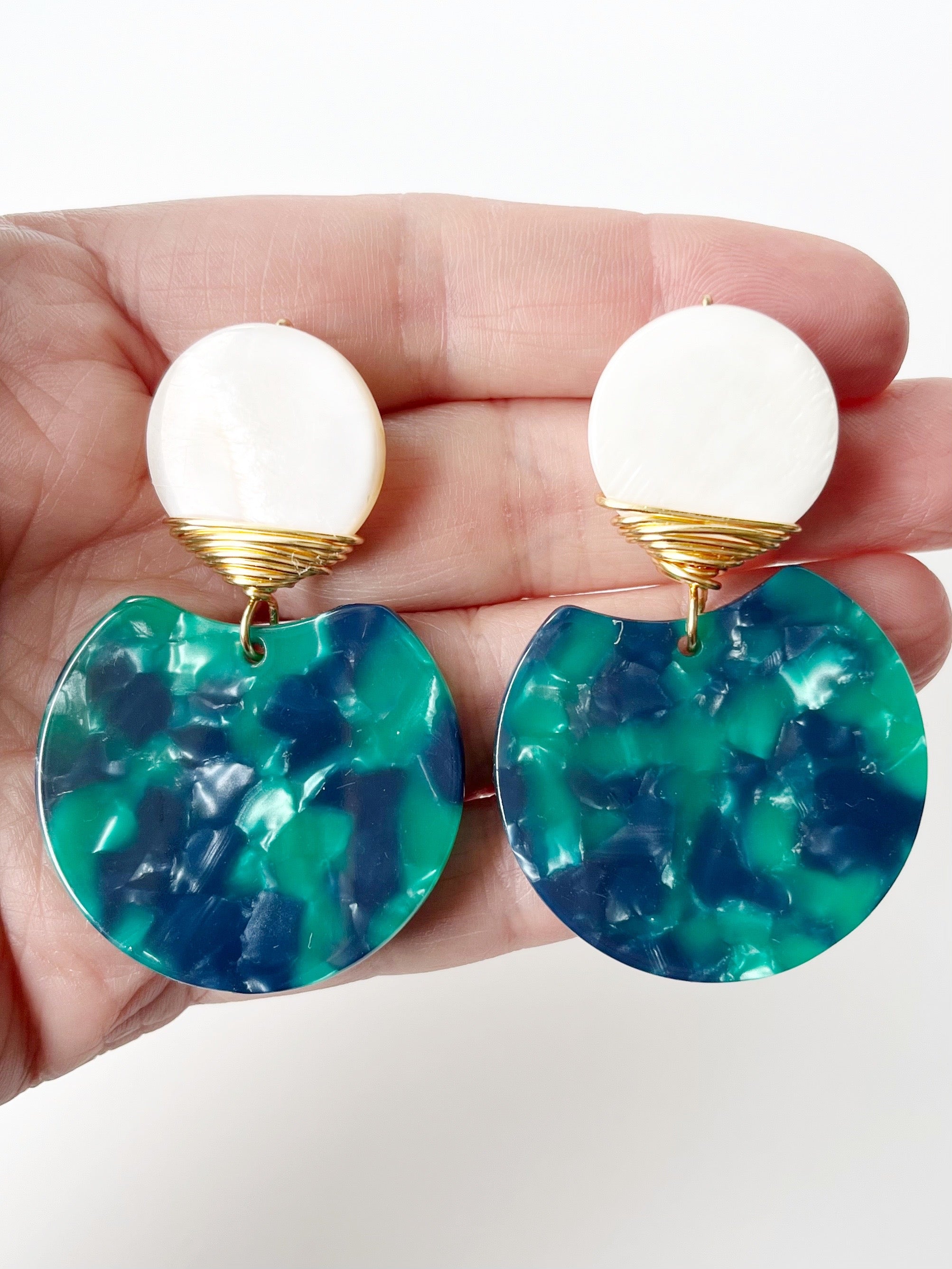 Selling Mother-of-pearl and resin pendant earrings